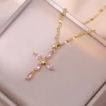 Collier femme avec croix symbolique