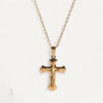 Collier Croix Christ Sculpté élégant et symbolique