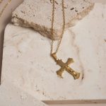 Collier en croix avec motif de Christ sculpté