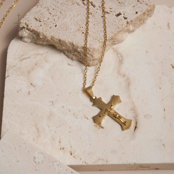 Collier en croix avec motif de Christ sculpté