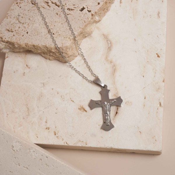 Collier contemporain avec croix sculptée de Christ