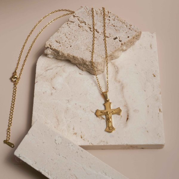 Bijou spirituel : collier en croix Christ détaillé