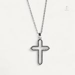 Bijou Croix design élégant noir