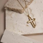 Accessoire en croix sobre et élégant