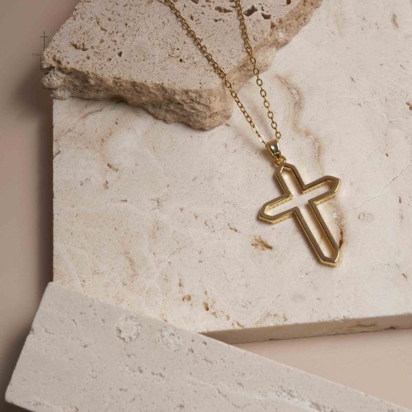 Accessoire en croix sobre et élégant