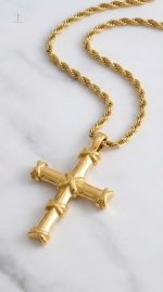 Bijou élégant en croix, allié de votre style