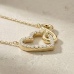 Bijoux Croix : accessoire romantique