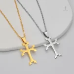 Collier Croix en Acier avec finition Argentée