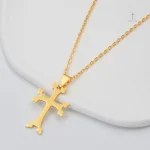 Accessoire élégant : Collier Croix en Acier Doré