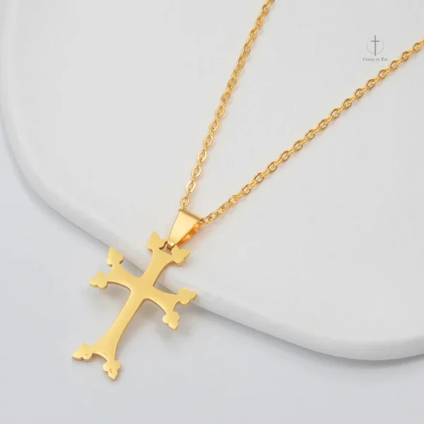 Accessoire élégant : Collier Croix en Acier Doré