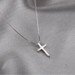 Collier croix argenté, parfait pour toutes occasions