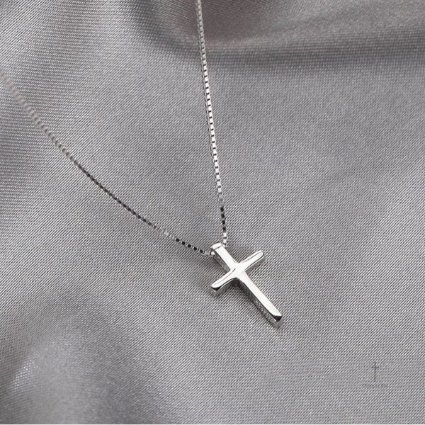 Collier croix argenté, parfait pour toutes occasions
