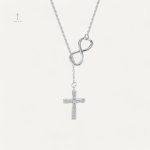 Bijou Croix symbolique avec design infini