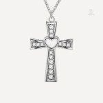 Collier Croix avec un Coeur en design élégant