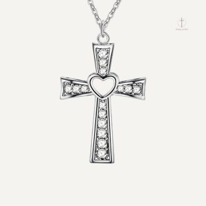Collier Croix avec un Coeur en design élégant