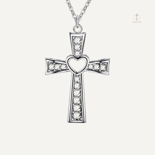 collier-croix-avec-un-coeur-1 Collier Croix avec un Coeur en design élégant