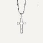 Collier avec croix baroque en métal