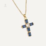 Collier Croix avec finition bleue nuit pour un style raffiné