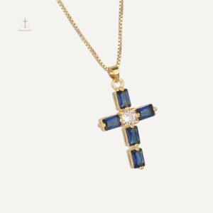 Collier Croix avec finition bleue nuit pour un style raffiné