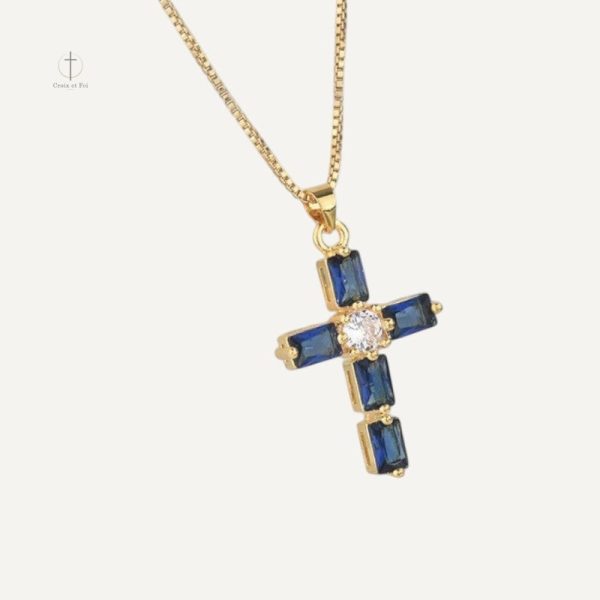 Collier Croix avec finition bleue nuit pour un style raffiné