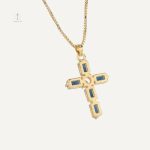 Accessoire tendance, collier croix en bleu nuit chic et moderne