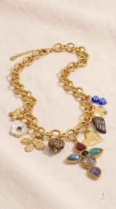 Accessoire doré style croix avec détail
