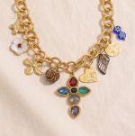 Bijou croix doré orné de breloques