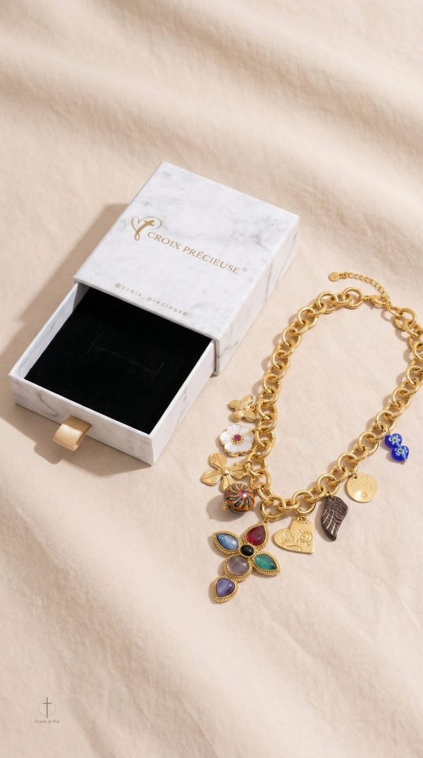 Accessoire chic : collier croix et breloques