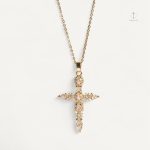 Collier Croix Brillance Divine avec un design élégant et lumineux