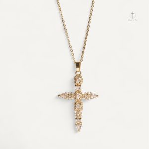Collier Croix Brillance Divine avec un design élégant et lumineux