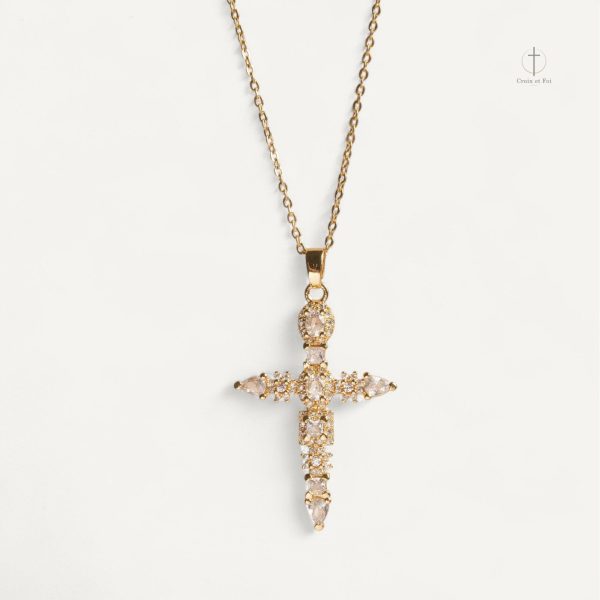 Collier Croix Brillance Divine avec un design élégant et lumineux