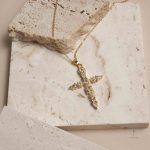 Collier Croix éblouissant, symbole de foi et de style raffiné