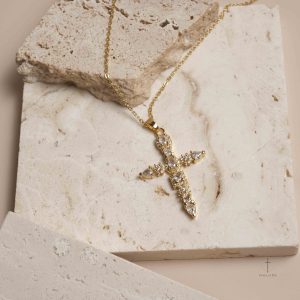 Collier Croix éblouissant, symbole de foi et de style raffiné
