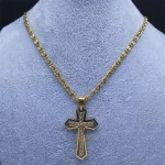Collier pour homme avec croix catholique élégante