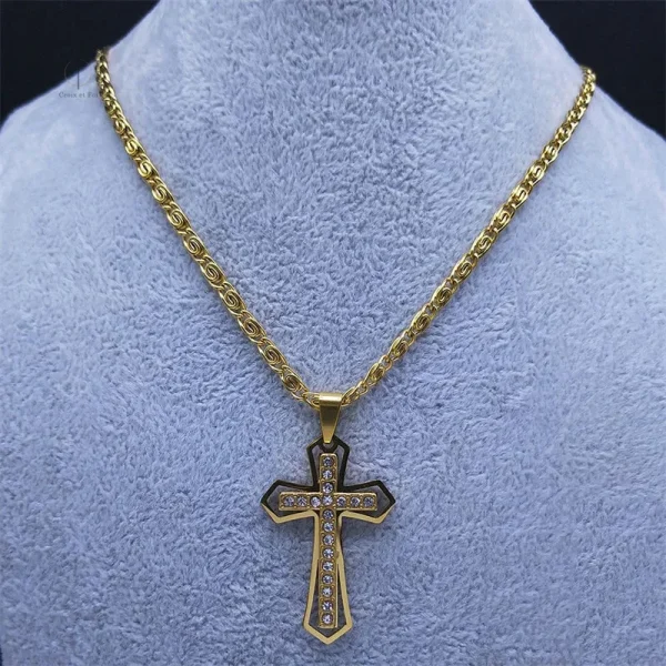 Collier pour homme avec croix catholique élégante