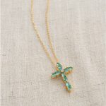 Collier céleste croix, un symbole de foi et d'élégance