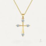 Collier Croix Chrétienne en métal élégant et spirituel