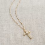 Bijou chrétien : collier croix tendance et raffiné