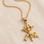 Collier Croix élégante avec sculpture de Christ