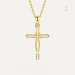 Collier Croix Coeur en métal élégant