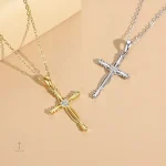 Accessoire tendance, collier croix et coeur
