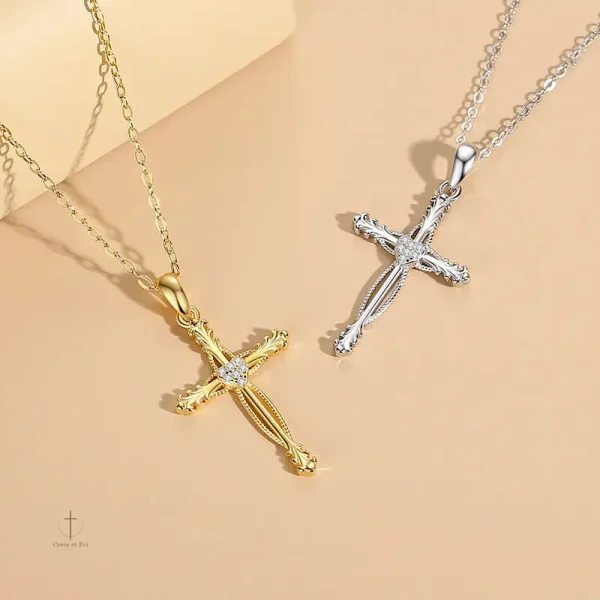 Accessoire tendance, collier croix et coeur