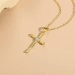 Collier moderne alliant croix et symbole de coeur