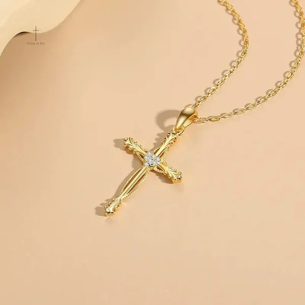 Collier moderne alliant croix et symbole de coeur