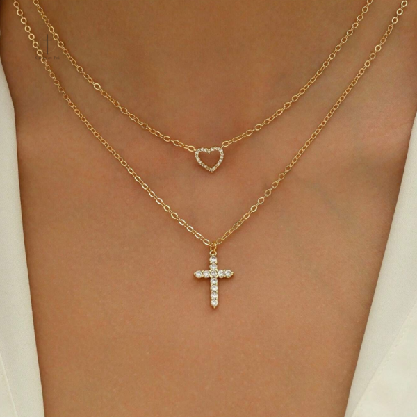 Collier en cristaux avec croix et cœur doré élégant