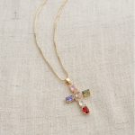Collier Croix aux nuances variées et attrayantes
