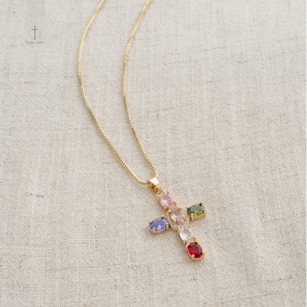 Collier Croix aux nuances variées et attrayantes