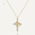 Collier Croix Couronnée en design élégant