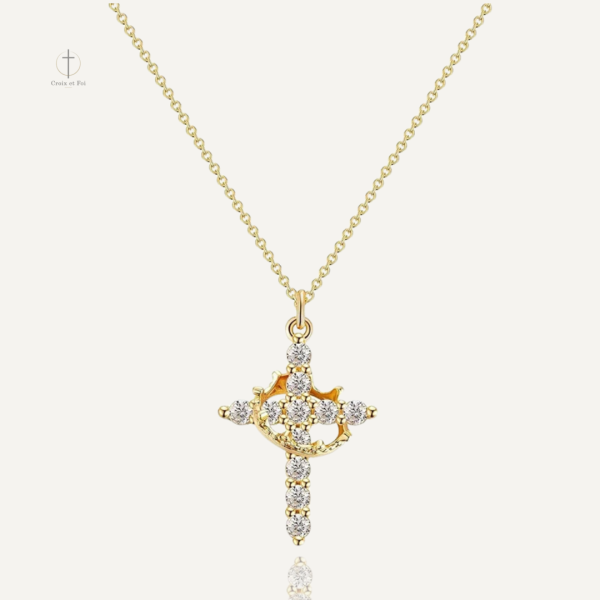 Collier Croix Couronnée en design élégant