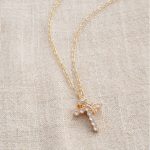 Collier moderne alliant foi et style